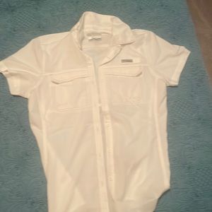 White with gray ribbing Omni shade sun protection Columbia short sleeve